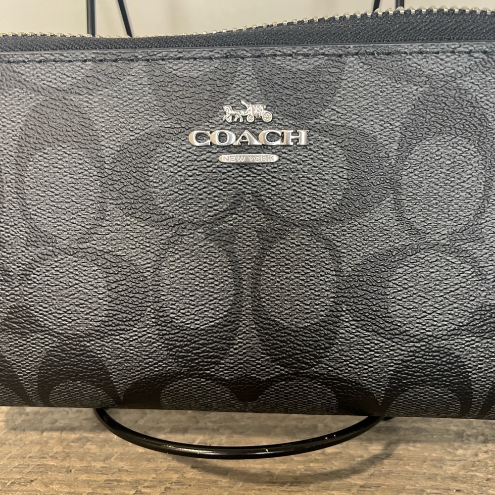 NWT - Coach Long Zip Around Wallet In Signature Canvas With Wristlet - Picture 3 of 9